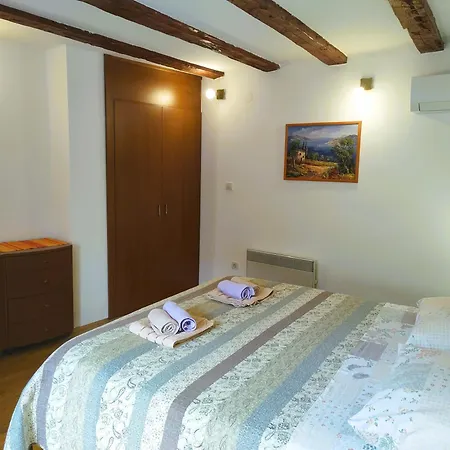 Rialto With Private Parking Апартаменты *