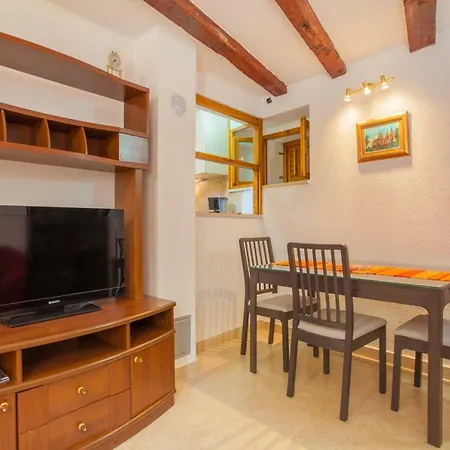 Rialto With Private Parking Apartament Cres